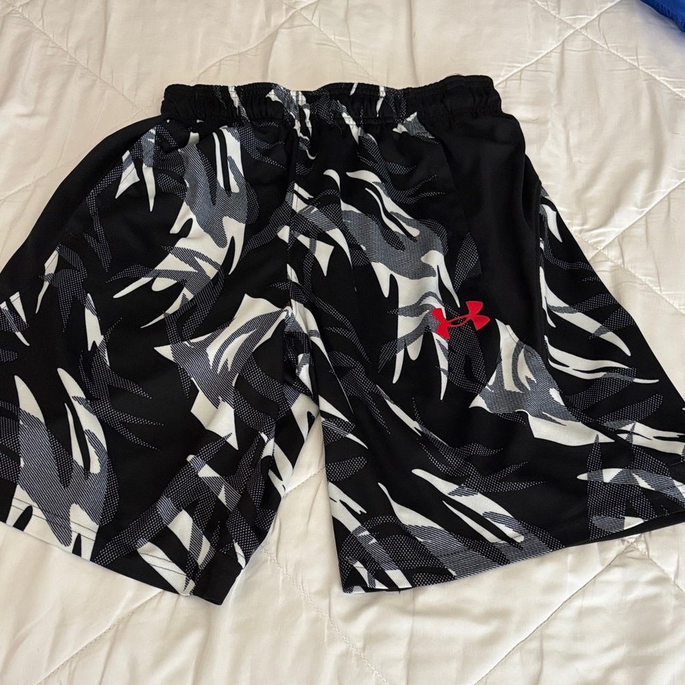 Under Armour Men's Black and White Patterned Athletic Shorts